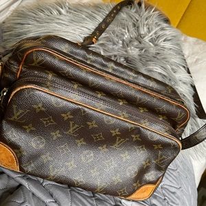 Authentic vintage Louis Vuitton shoulder bag.